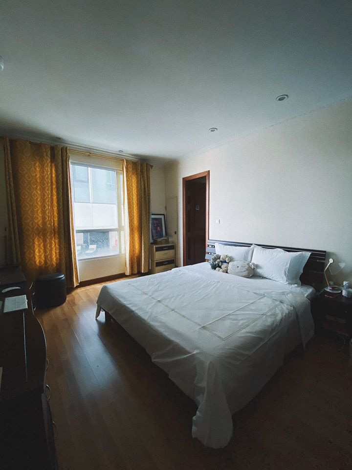 Phòng ngủ rộng rãi và được trang trí khá đơn giản.