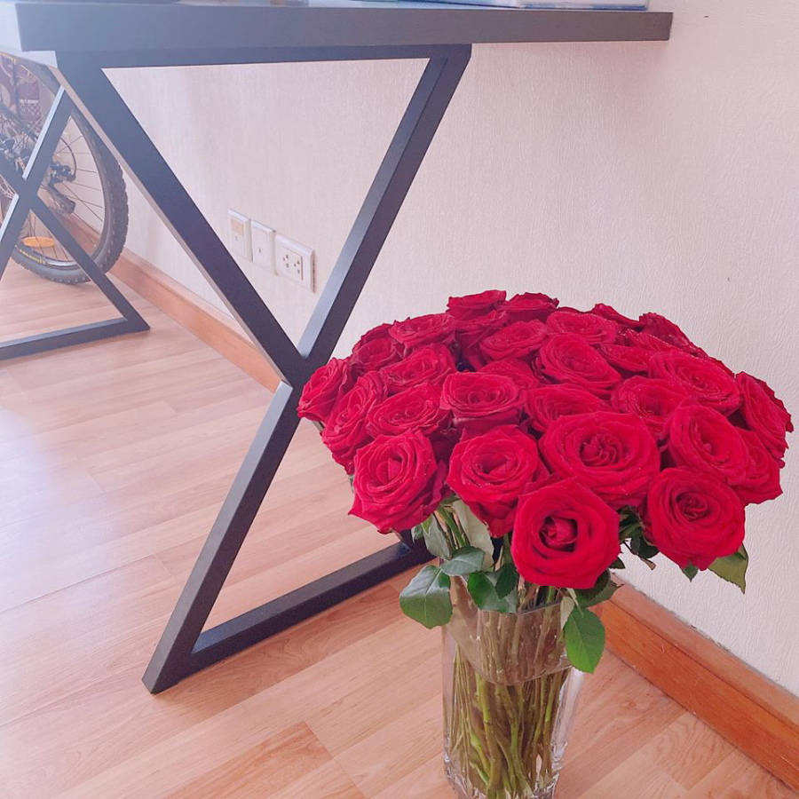 Người đẹp còn có sở thích cắm hoa để căn hộ thêm sinh động, nhiều màu sắc.
