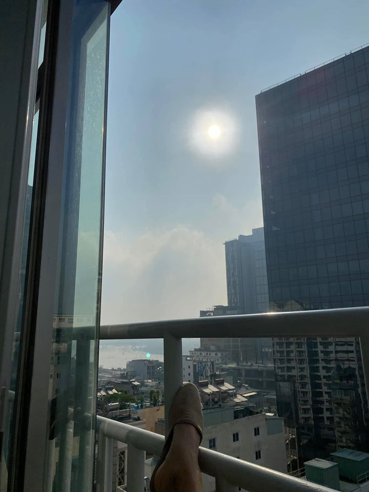 Ban công là nơi Mai Phương Thúy có thể đón nắng, hóng gió, tận hưởng cảm giác thư giãn tại nhà.