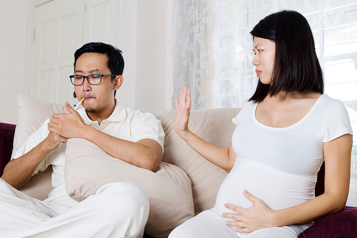 Khi mang thai mẹ bầu nên tranh xa khu vực có khói thuốc lá