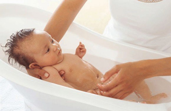 Tắm cho trẻ sơ sinh cần phải lưu ý vùng đặc biệt này