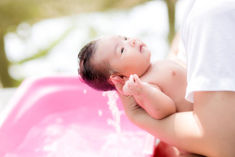 Những điểm lưu ý khi tắm cho trẻ sơ sinh