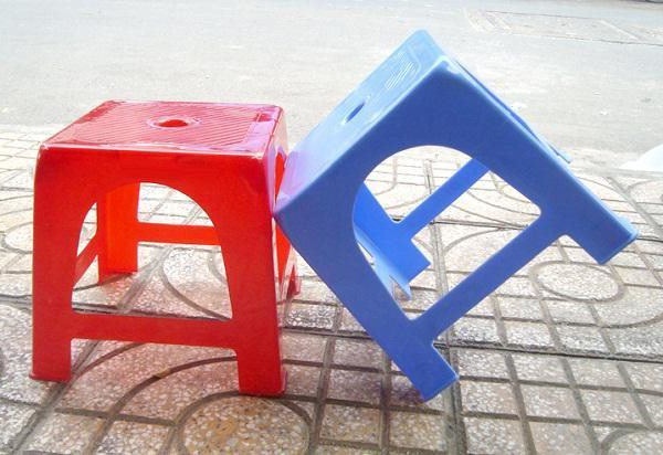 Chiếc ghế nhựa thường có một lỗ tròn ở chính giữa.