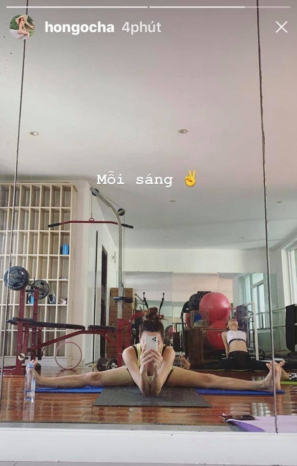 Mới đây, Hà Hồ khoe khoảnh khắc chăm chỉ tập luyện yoga vào mỗi buổi sáng. Mẹ bầu khiến nhiều chị em không thể tin nổi vì bụng bầu đã khá lớn nhưng cô vẫn đủ sức cân toàn những động tác cực khó nhằn mà người thường còn chưa chắc làm được. Được biết, việc tập yoga giúp mẹ bầu kiểm soát được cân nặng, không tăng cân quá nhiều và rất tốt cho sự phát triển của thai nhi. Dù đang có em bé nhưng Hà Hồ luôn biết cách chăm sóc bản thân để duy trì nhan sắc và vóc dáng.