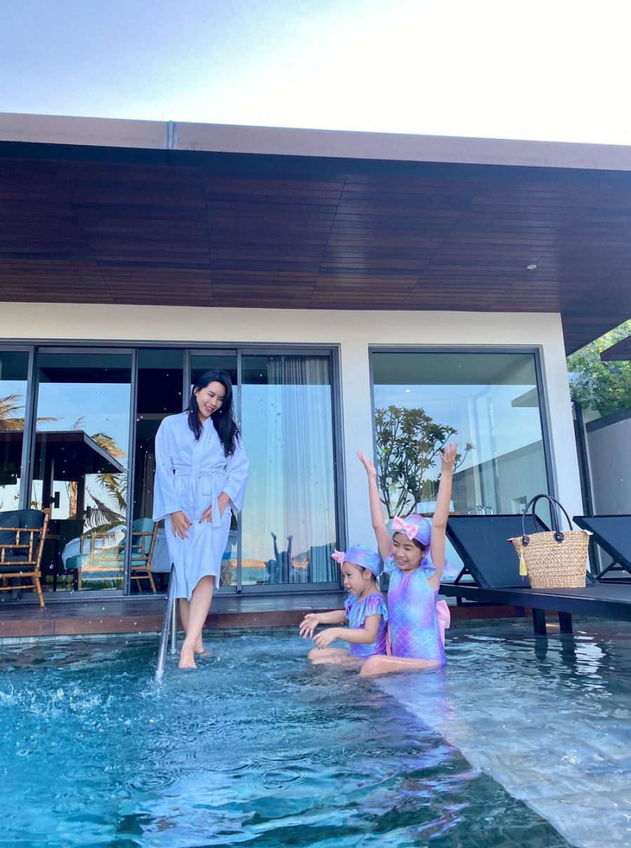 Mới đây, trên trang cá nhân, Lưu Hương Giang hào hứng chia sẻ kỳ nghỉ dưỡng của cả gia đình tại một resort hạng sang ở thành phố biển Quy Nhơn. Đây vừa là dịp để vợ chồng cô “hâm nóng” tình cảm sau ồn ào ly hôn rồi quay lại cách đây không lâu, cũng như tạo cho các con có những trải nghiệm, vui chơi trong dịp hè trước khi quay trở lại trường học.