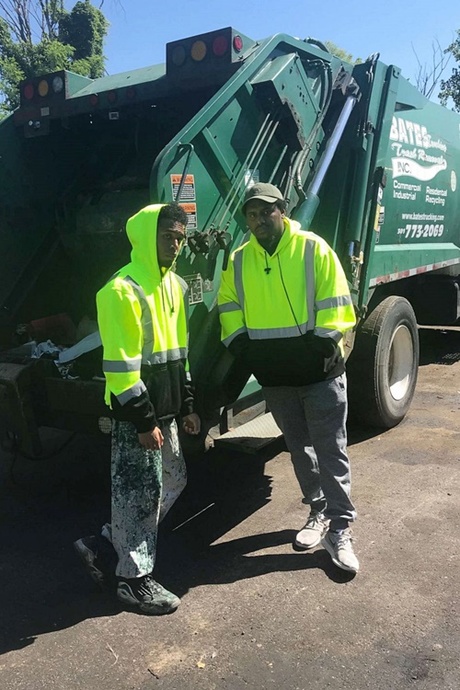Rehan (trái) vẫn tiếp tục công việc thu gom rác khi ở Đại học Maryland. Ảnh: Rehan