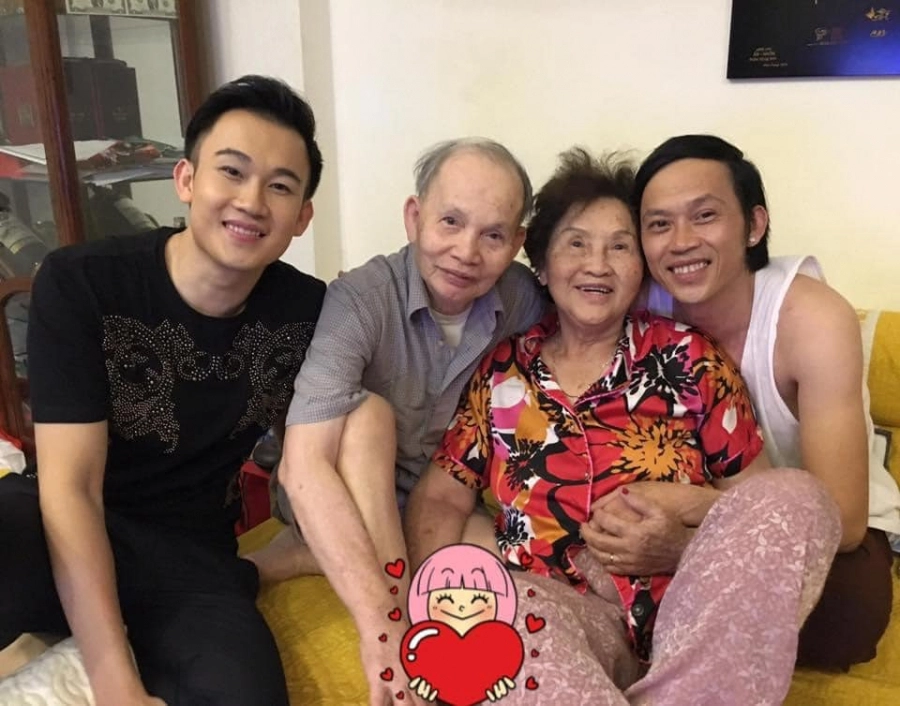 Mới đây trên fanpage, Dương Triệu Vũ bất ngờ chia sẻ hình ảnh ghi lại khoảnh khắc anh bên bố mẹ ruột và anh trai là danh hài Hoài Linh. Ngay sau khi đăng tải, bài viết này nhận về vô số lượt thích và bình luận, hầu hết ai cũng dành nhiều lời khen ngợi cho gia đình nam ca sĩ. Đặc biệt nhiều người nhận xét là Hoài Linh có nét đẹp của mẹ còn Dương Triệu Vũ thì lại giống bố y đúc. Đây chắc cũng là câu trả lời cho việc vì sao Dương Triệu Vũ và Hoài Linh nhiều lần bị nhận xét là không có nhiều nét giống nhau.