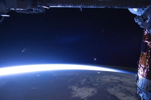 Ảnh chụp sao chổi Neowise, vệt sáng bên trái, được phi hành gia chụp từ Trạm vũ trụ quốc tế. Ảnh: NASA./ Lao động  