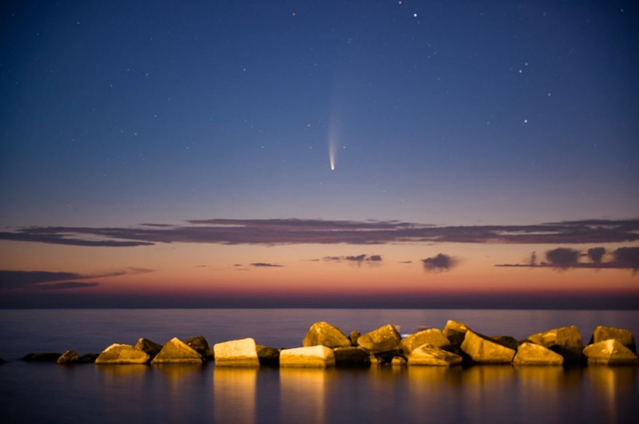 Sao chổi Neowise tỏa sáng tại Molfetta, Italia vào ngày 11 tháng 7 năm 2020 Ảnh:Davide Pischettola / NurPhoto/VTV 24