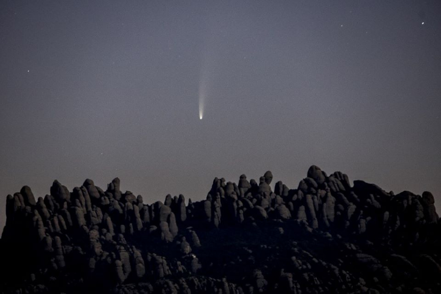 Sao chổi Neowise được nhìn thấy phía trên ngọn núi Montserrat, gần Barcelona, Catalonia, Tây Ban Nha, vào ngày 9/7/2020. Ảnh: Albert Llop / NurPhoto/VTV 24  