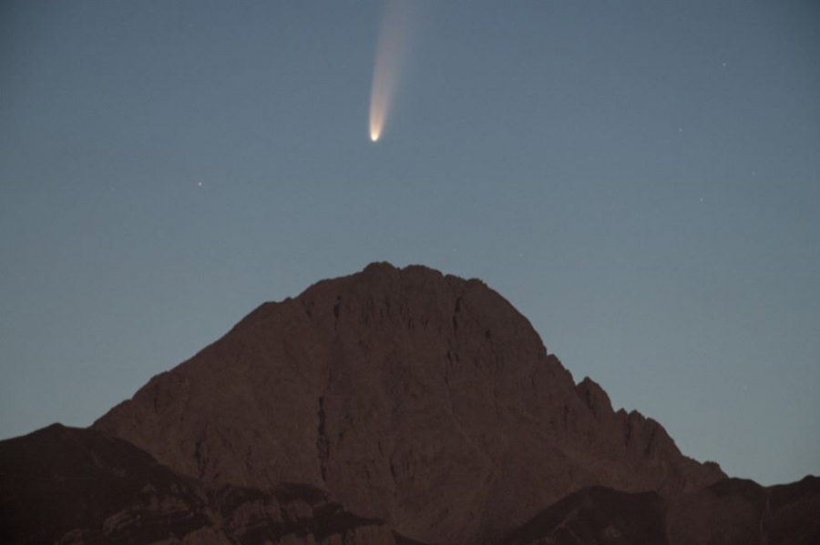 Sao chổi tỏa sáng ở L'aquila, Italia, vào ngày 7/7/2020. Ảnh: Lorenzo Di Cola / NurPhoto/ VTV 24  