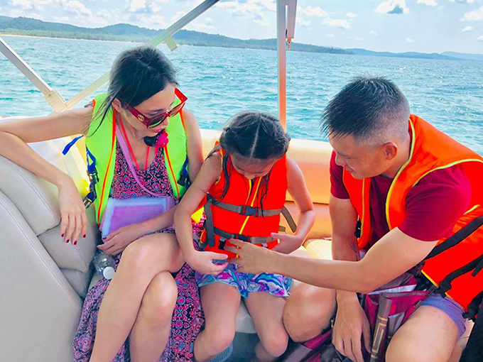 Hình ảnh của bé Bánh Gạo vẫn được chia sẻ trên mạng xã hội nhưng ở những góc không nhìn thấy mặt.