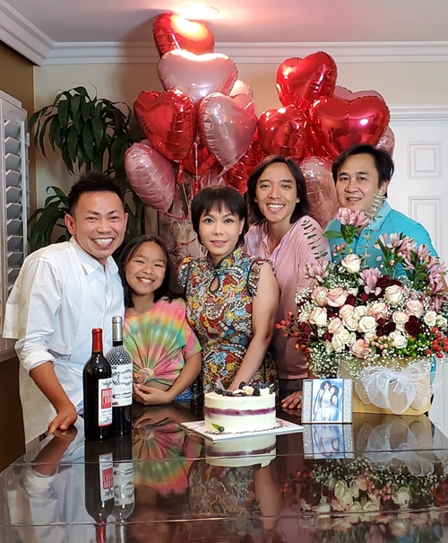 Việt Hương đã mời những người bạn tại Mỹ, trong đó có nghệ sĩ Hoài Tâm (trái). Vợ chồng cô hạnh phúc hơn khi có những người thân thân thiết đến chúc mừng.