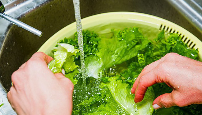 Rửa rau ba nước thôi không làm sạch hóa chất 