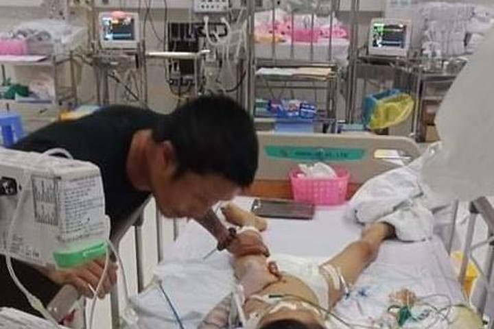Hiện cháu bé đang được điều trị tại Bệnh viện Nhi Đồng 2 trong tình trạng nguy kịch
