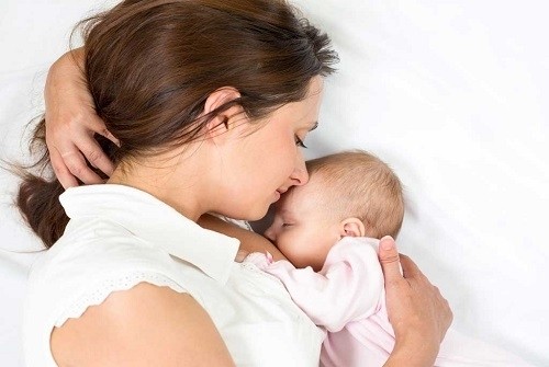 Mẹ không nên cho con bú quá no dễ gây ọc sữa