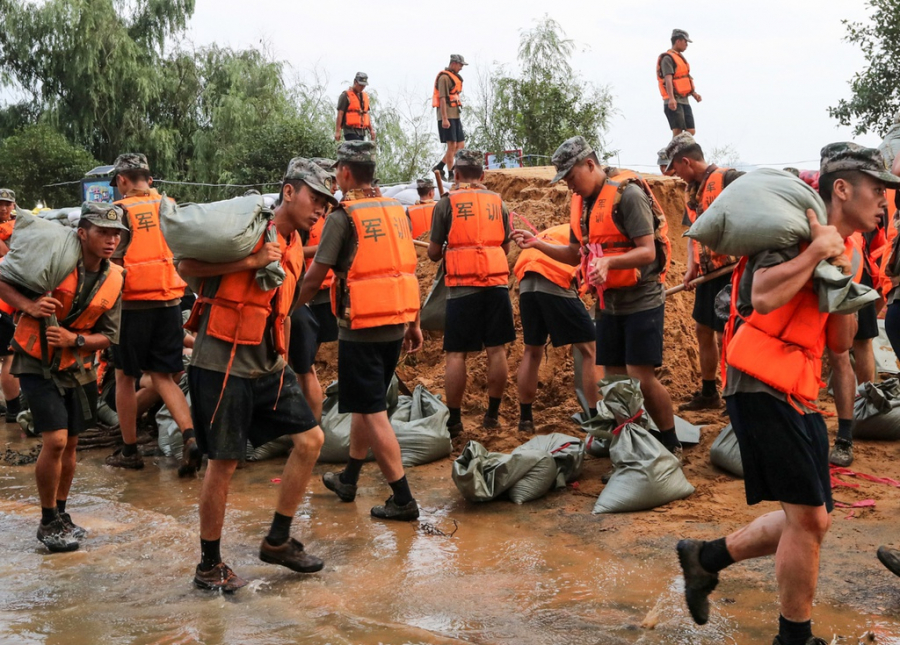 Các binh sĩ Trung Quốc xây dựng một con đê khẩn cấp dọc theo hồ Bà Dương. Ảnh: AFP/ Lao Động