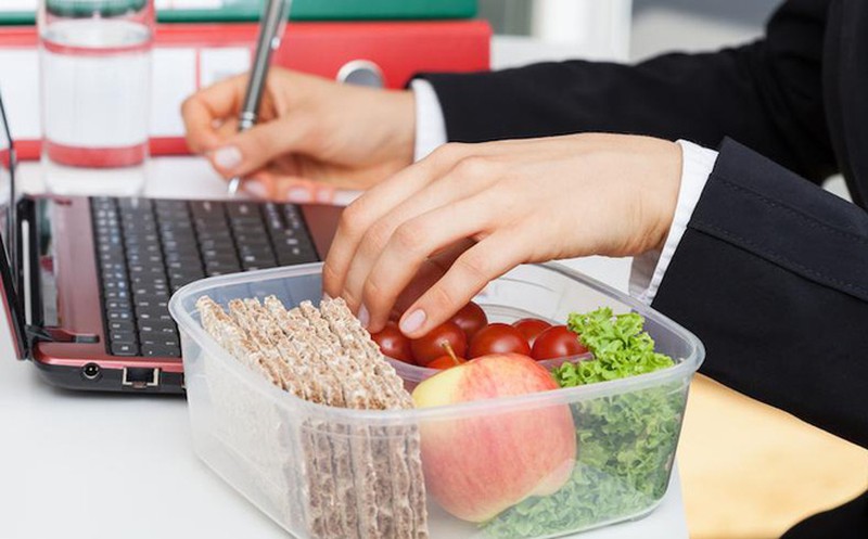 Vừa ăn trưa vừa làm việc hoặc xem điện thoại, máy tính không phải là lựa chọn tốt cho sức khỏe.