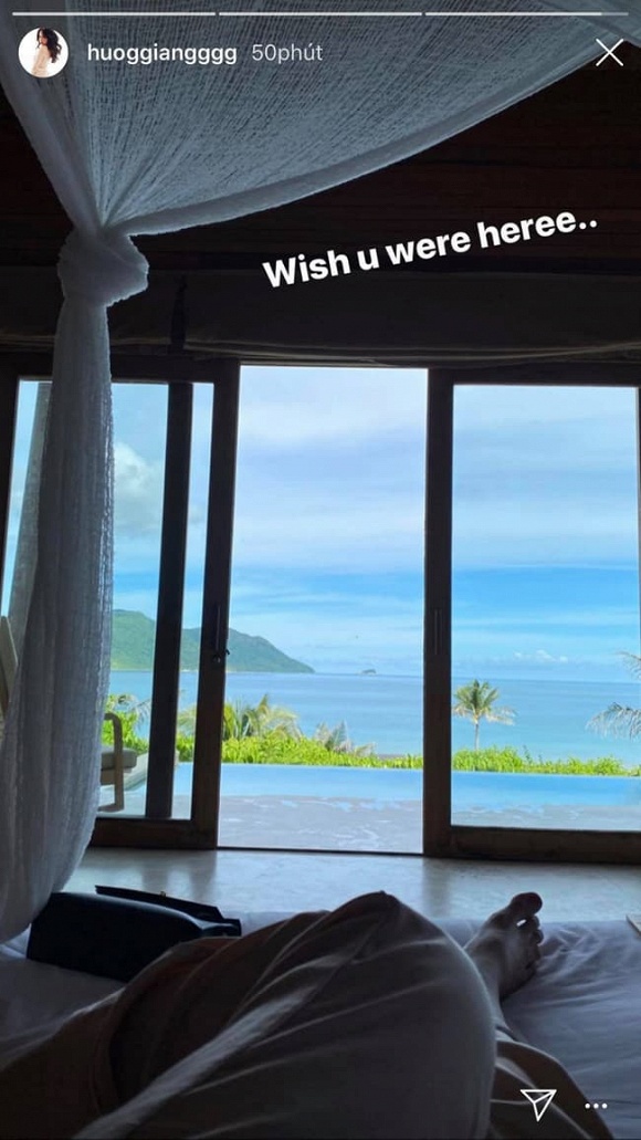 Mới đây, trên story Instagram, Hương Giang bất ngờ cập nhật dòng trạng thái ẩn ý nhớ nhung ai đó kèm theo bức ảnh quay cảnh resort nơi cô đang nghỉ dưỡng. Cụ thể cô viết:  