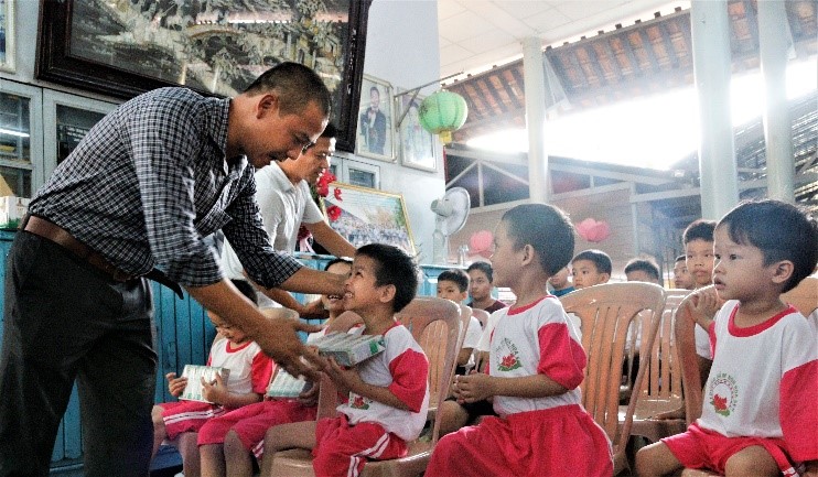 Niềm vui nhận sữa từ chương trình Quỹ sữa Vươn cao Việt Nam của trẻ em Thừa Thiên Huế