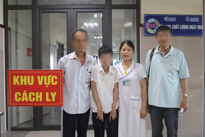 Người thân đến khu cách ly tại Bệnh viện Đa khoa tỉnh Lạng Sơn đón bà Huệ về nhà. Ảnh: BVCC.    