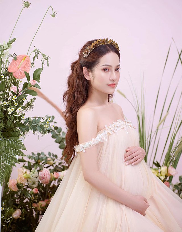 Mang thai tháng thứ 6 nhưng Sara Lưu vô cùng quyến rũ