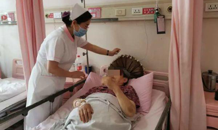 Cụ bà 82 tuổi đang điều trị tại bệnh viện (Ảnh: Weibo/Vnexpress)