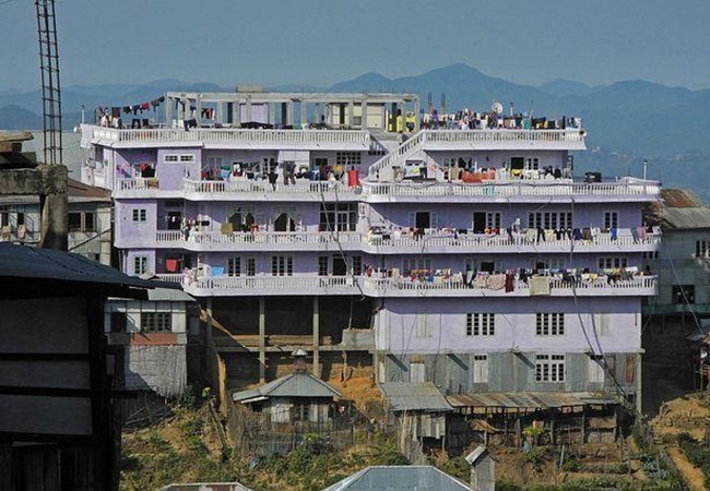 Căn nhà 4 tầng nằm trên đỉnh đồi với 100 phòng của gia đình ông Ziona. 