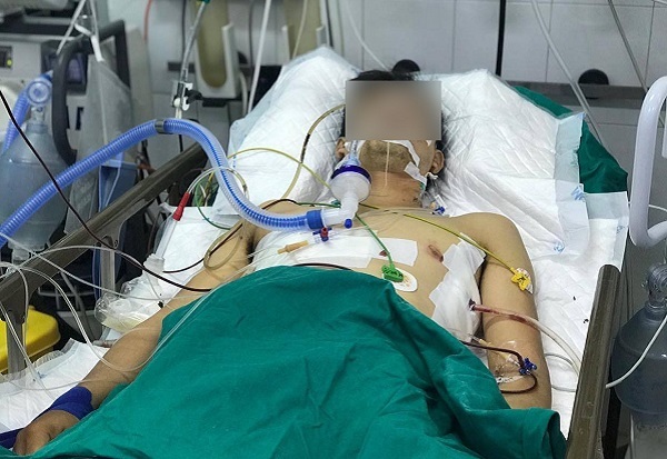 Hiện, nam tài xế đã qua cơn nguy kịch nhất nhưng tiên lượng vẫn còn nặng (Ảnh: Vietnamnet)
