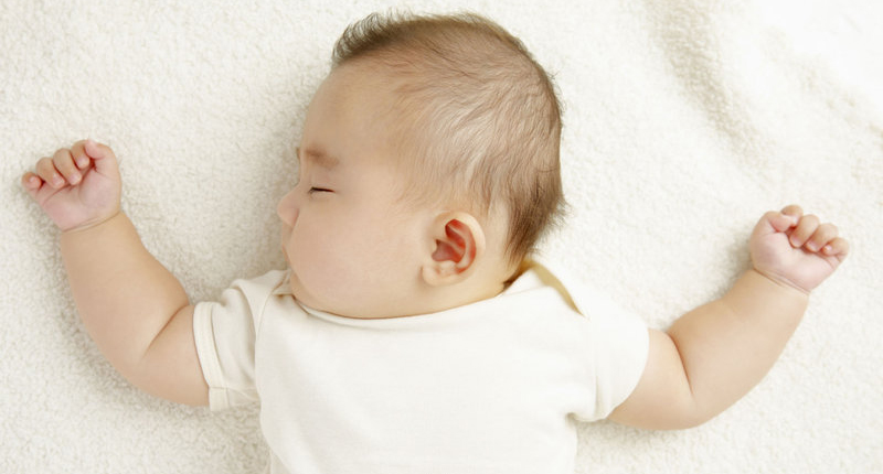 Khi cho trẻ sơ sinh ngủ mẹ cần chọn tư thế phù hợp