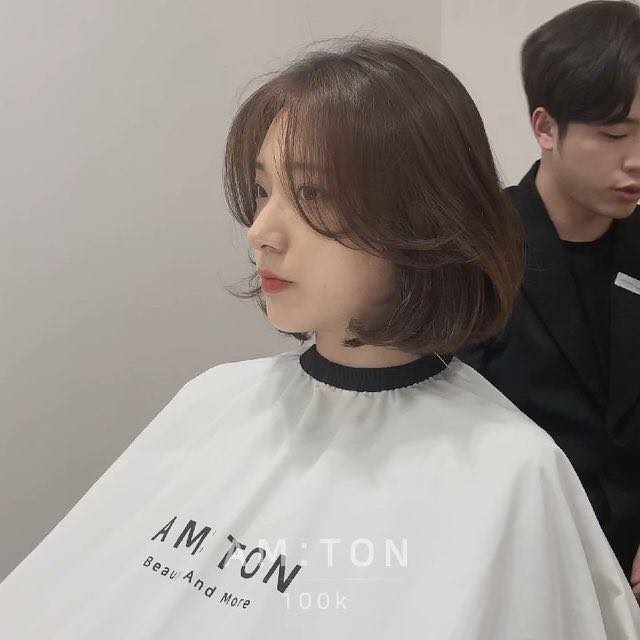 Kiểu tóc công sở Hàn Quốc: Kiểu tóc công sở Hàn Quốc mang đến vẻ đẹp chuyên nghiệp và sành điệu cho người phụ nữ. Với kiểu tóc này, bạn sẽ thấy mình tự tin hơn trong công việc và sự nghiệp của mình. Hãy xem hình ảnh để cảm nhận sự hoàn hảo của kiểu tóc công sở Hàn Quốc.