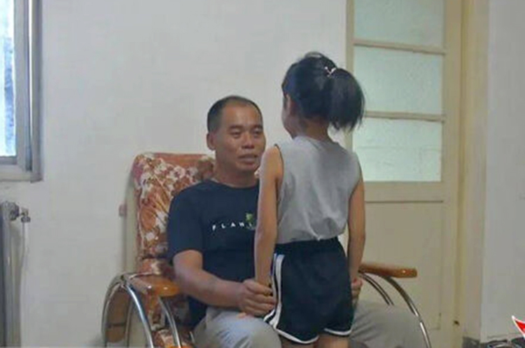 Dù không phải là ruột thịt nhưng anh Cao vẫn quyết định ở bên cạnh chăm sóc con