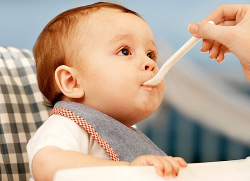 Không cho trẻ rối loạn tiêu hóa ăn váng sữa