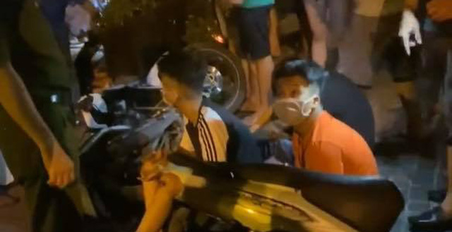 Tài xế xe ôm, anh Đinh Quang Ngọc bị gãy xương sườn và  4 người khác bị thương.