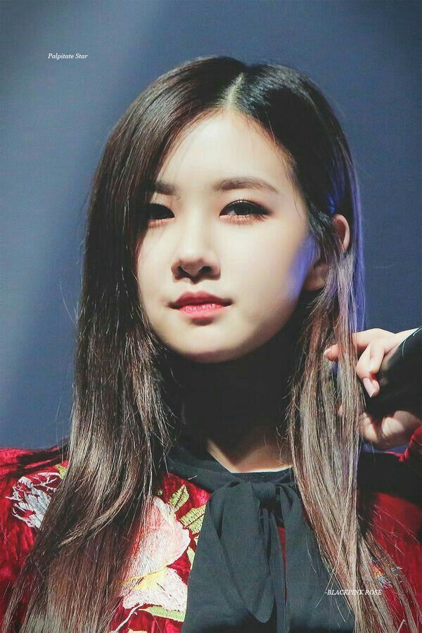 Rosé sở hữu 1 gương trái xoăn, chiếc mũi nhỏ, đôi mắt mí lót đặc biệt chuẩn Hàn cùng khóe môi cười vô cùng duyên dáng
