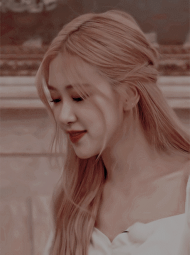 Khuôn miệng duyên dáng của Rosé