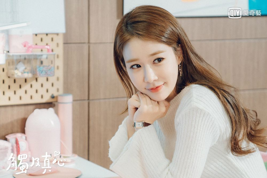 Từ ngày mới ra mắt Yoo In Na đã nổi tiếng với khóe môi duyên dáng của mình. Mặc dù đã bước sang tuổi 38 vậy nhưng chính nhờ khóe môi cười mà Yoo In Na lúc nào nhìn cũng ngọt ngào, tươi tắn và rạng rỡ như gái đôi mươi.