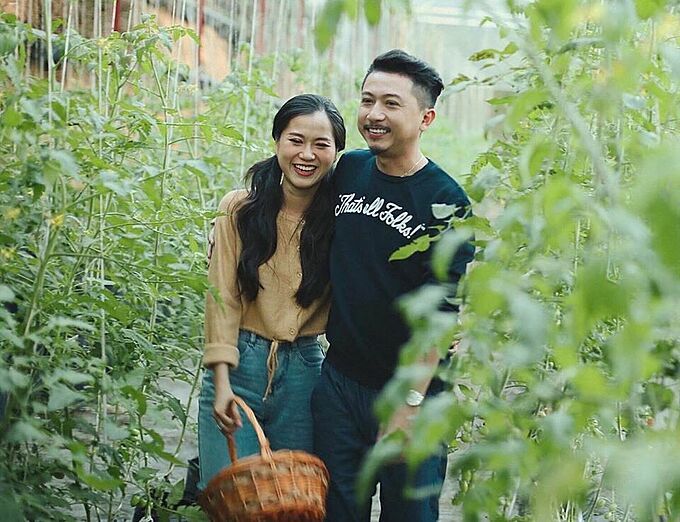 lam-vy-da-khoe-anh-cuoi-lang-man-ben-ong-xa-hua-minh-dat-3c18a638