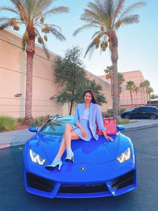 Sau đó, nàng hậu tiếp tục cho thấy đẳng cấp chơi xe ở nước ngoài khi khoe chiếc Lamborghini Huracan LP580-2 Spyder màu xanh dương nổi bật.