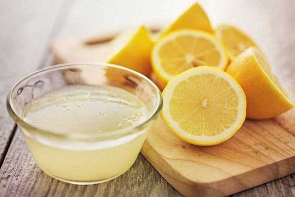 Dùng chanh cọ nhà vệ sinh