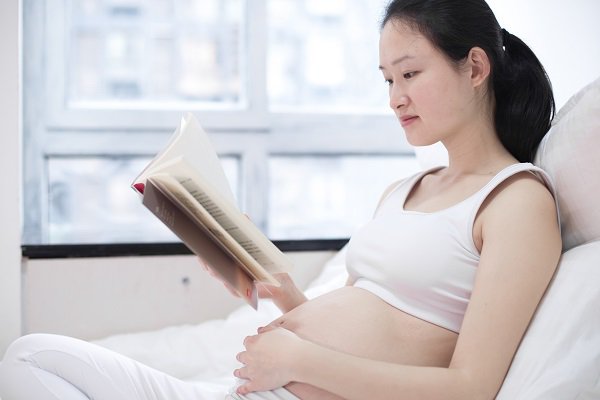 Mẹ bầu đọc sách giúp bé sinh ra thông minh hơn