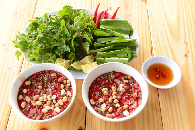 Tiết canh dễ gây ngộ độc cho bạn