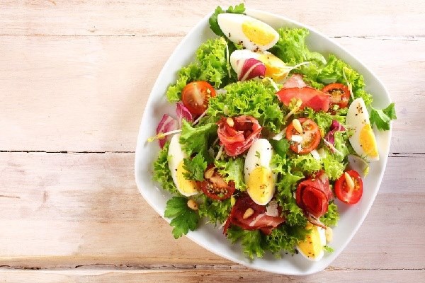 tu-lam-salad-giam-can-nu-sinh-vien-dai-hoc-bi-dau-bung-du-doi-vi-nguyen-lieu-nay-salad-dau-giam-1596215073-761-width600height400