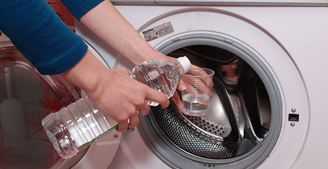 Đổ nước muối vào máy giặt giúp diệt vi khuẩn