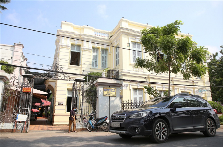 Dinh thự nhìn bên ngoài vô cùng sang trọng lộng lẫy