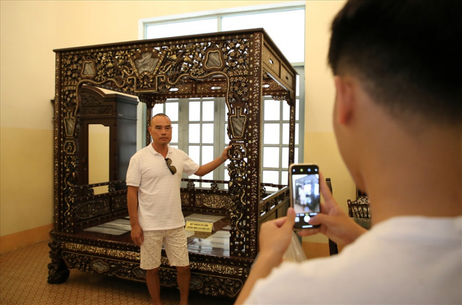 Trong nhà tât cả mọi đồ dùng đều là đồ cổ đắt giá được khách tham quam thích thú chụp ảnh
