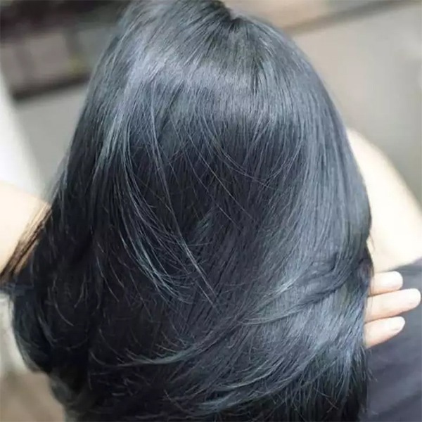 Màu tóc xanh sẽ khiến bạn trông ấn tượng và độc đáo hơn. Hãy xem hình ảnh để tìm cách trang điểm và phối đồ sao cho phù hợp với màu tóc này nhé. Bạn sẽ bất ngờ với sự kết hợp hoàn hảo giữa kiểu tóc và trang phục.