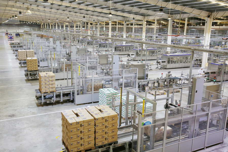 Công nghệ sản xuất hiện đại tại hệ thống 13 nhà máy của Vinamilk trên cả nước giúp cung cấp các sản phẩm chất lượng đến tay người tiêu dùng