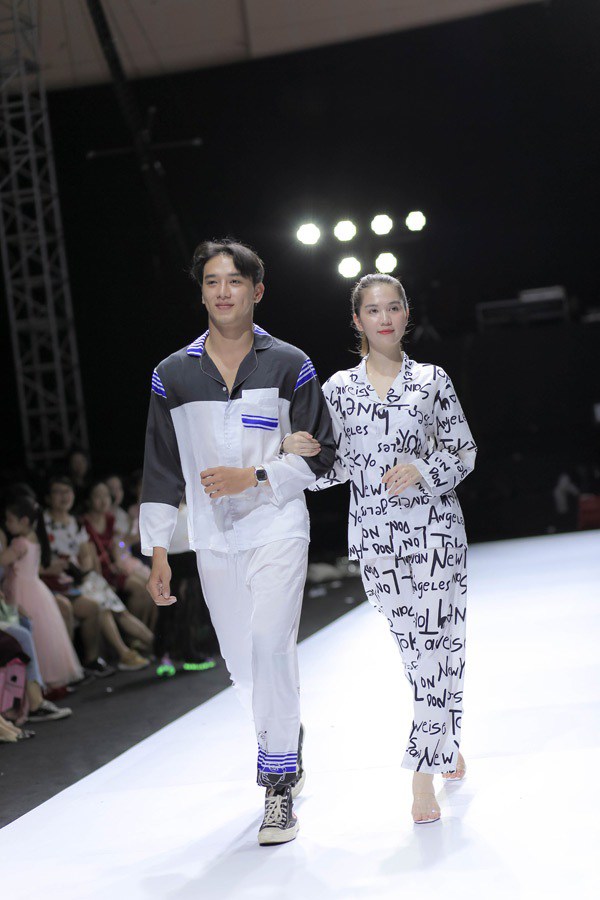 co-mot-my-nhan-chang-ngai-dien-do-bo-con-vo-tu-quay-chup-tren-mang-xa-hoi-160844_ng_c_trinh_thu_n_nguy_n_a-1596770034-322-width600height900