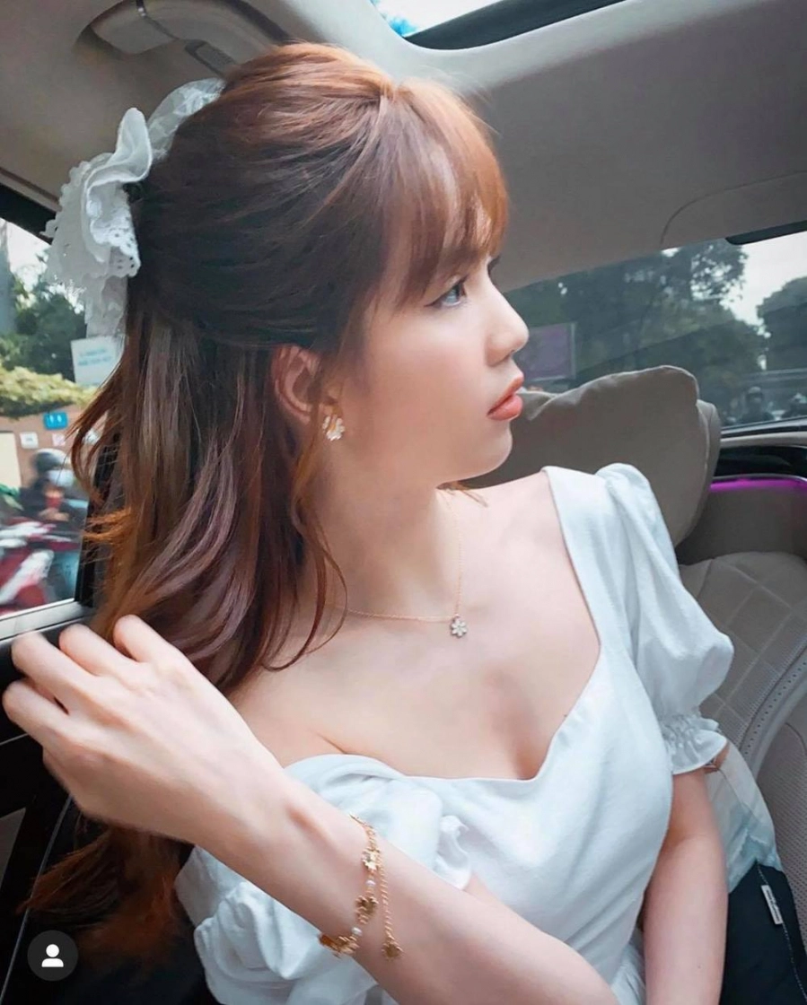 Mới đây, Ngọc Trinh khiến dân tình xôn xao khi đăng tải hình ảnh sang chảnh trong xế hộp tiền tỷ và khoe nhan sắc xinh đẹp. Ngay lập tức bức ảnh nhận về vô số tương tác, tuy nhiên điều khiến mọi người chú ý hơn chính là dòng caption đầy tự tin: